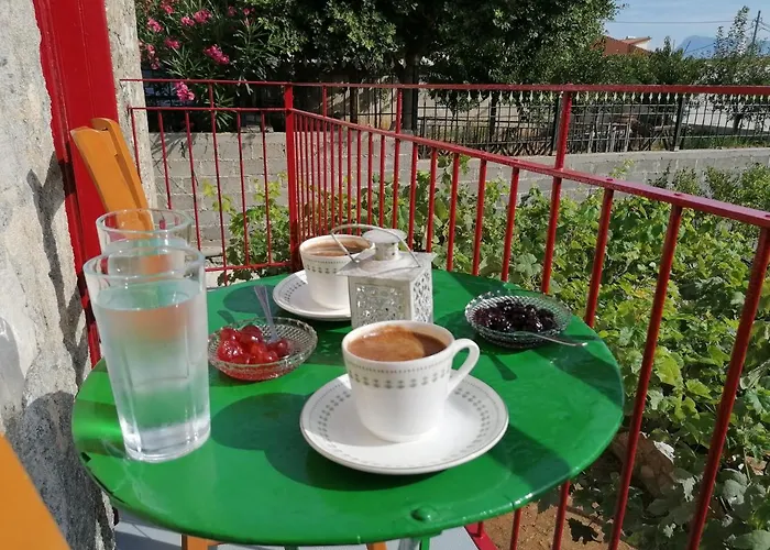 Traditional Olive House - בית נופש